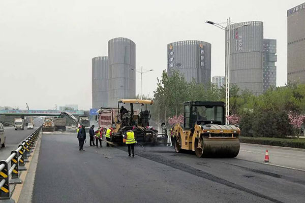高速公路路面施工為什么多數(shù)使用瀝青材料？